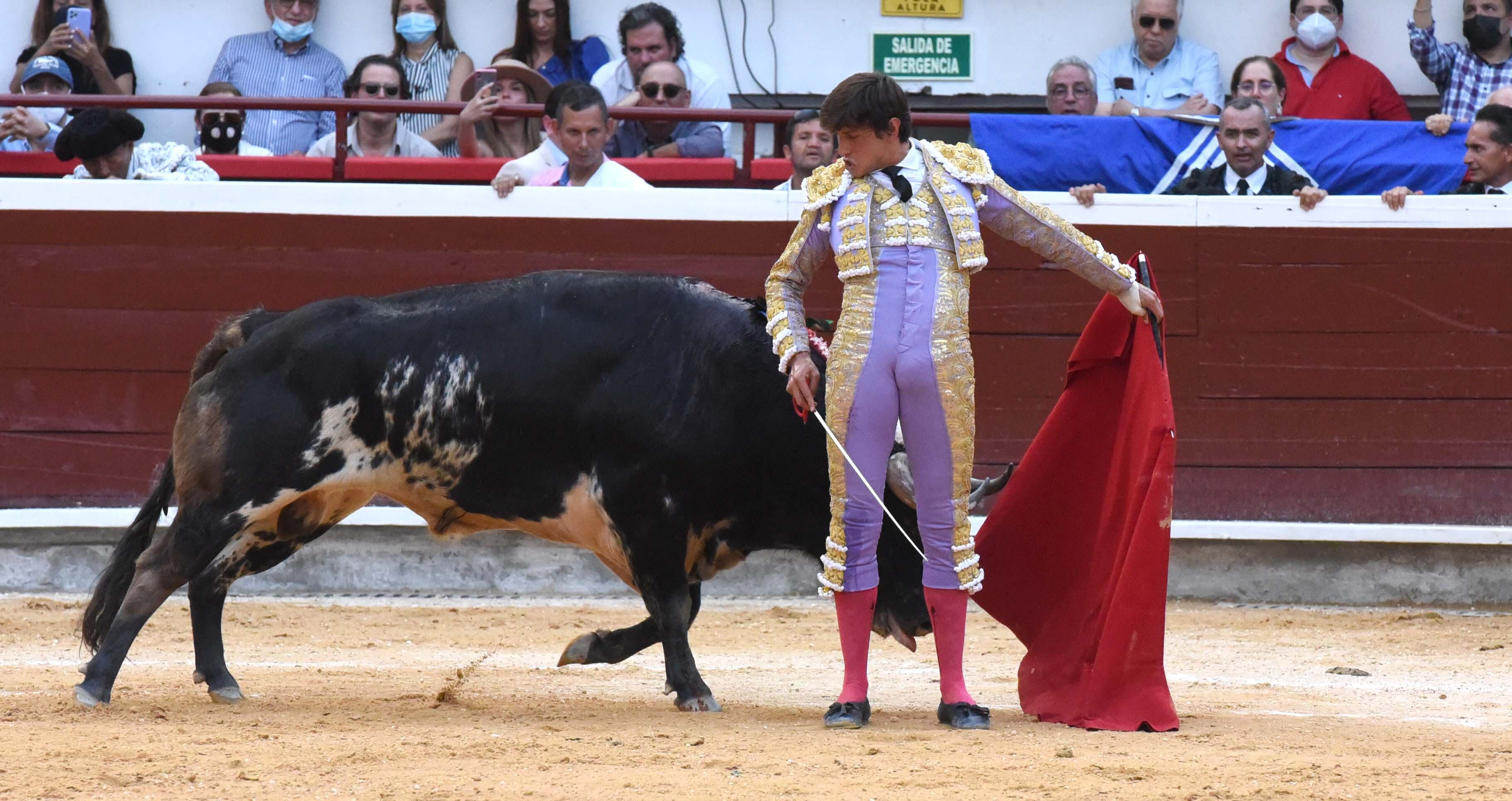 Roca Rey, torero peruano. Dos orejas. Cali, 27 de diciembre de 2021.