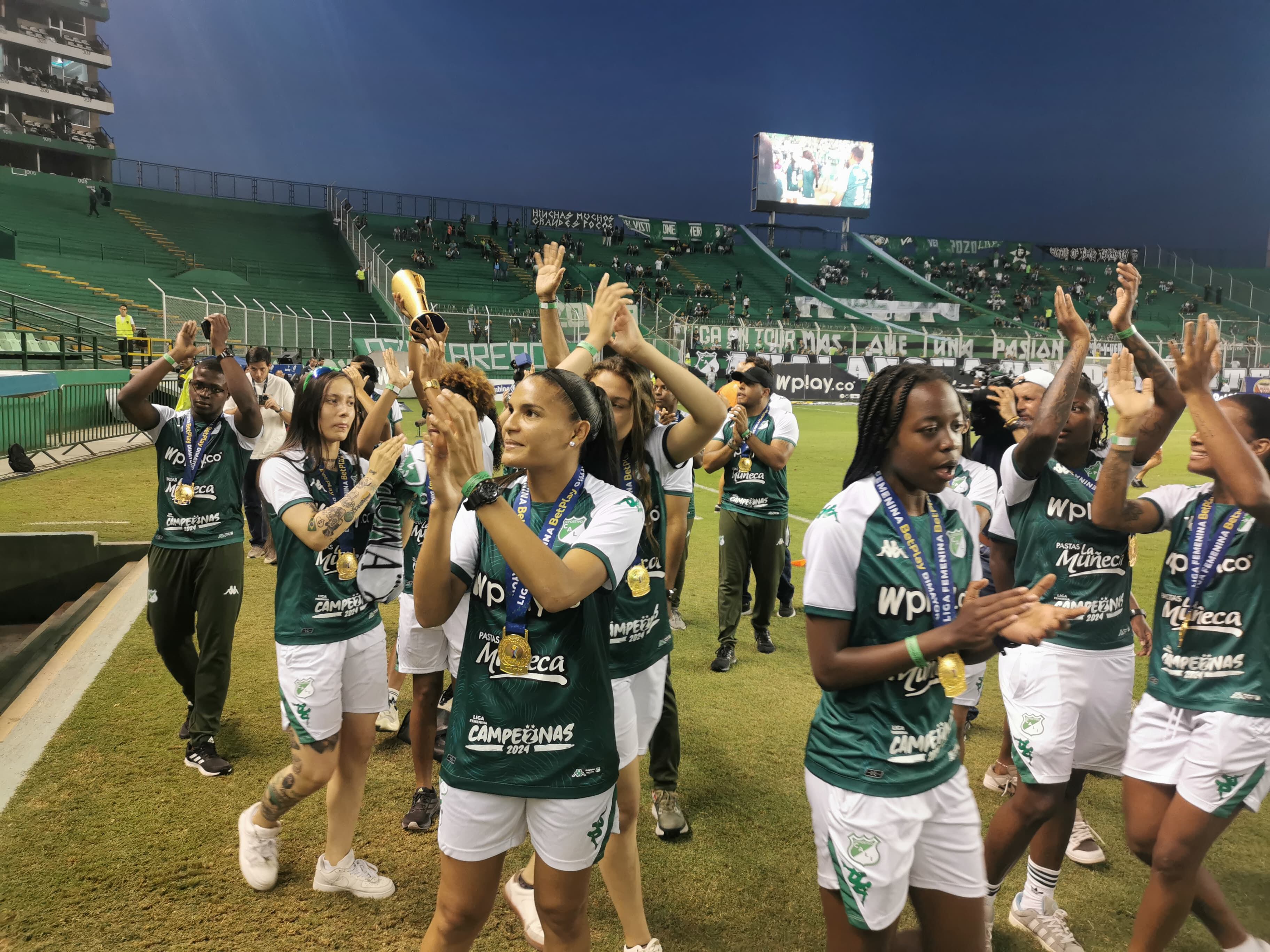 Homenaje a las campeonas de la liga femenina deportivo Cali en el estadio de Palmaseca previo al partido deportivo Cali Santa fe liga masculina