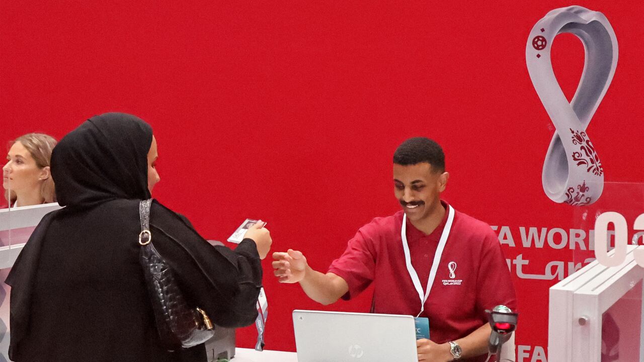 Un empleado trabaja en el centro de servicio de Hayya que ayuda a los aficionados que asisten a la Copa Mundial de la FIFA de Qatar de este año