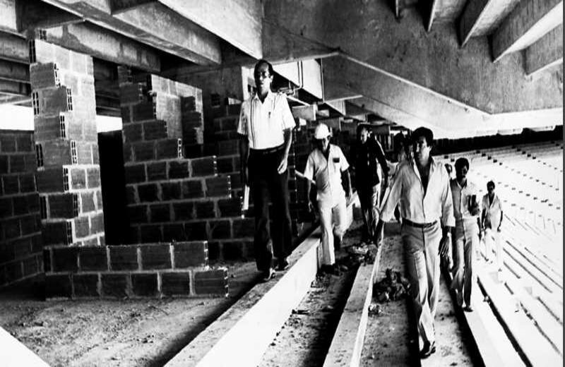 El entonces gobernador Fuad Char, en las graderías, inspeccionando las obras que se habían interrumpido hasta cuando el gobierno de Belisario Betancur aprobó una partida para terminar su construcción. Fotografía:  Instituto Distrital de Deportes