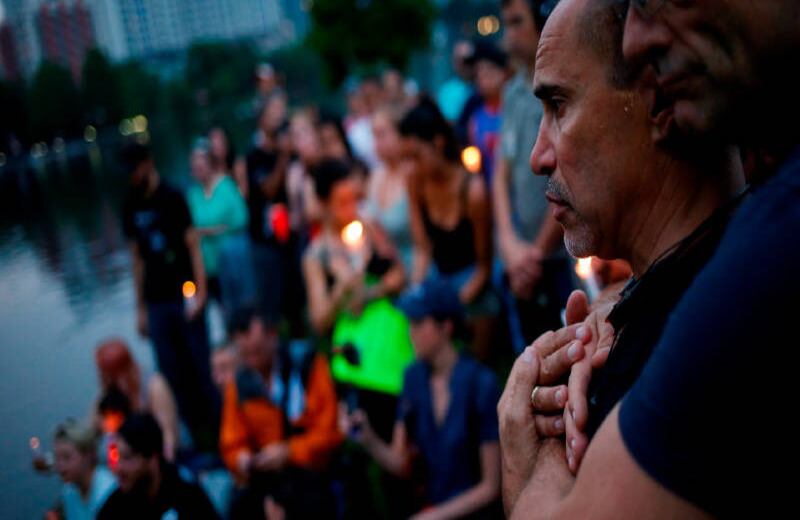 Llorar a los compañeros. Su pareja abraza a Wilfredo Pérez (izquierda), un bartender gay, durante una vigilia para recordar a las víctimas de la masacre en el bar Pulse, de Orlando (Florida), donde el 12 de junio un hombre de 29 años abrió fuego, mató  al menos a 50 personas e hirió a otras 53. Este fue el peor tiroteo múltiple registrado en la historia de Estados Unidos. 