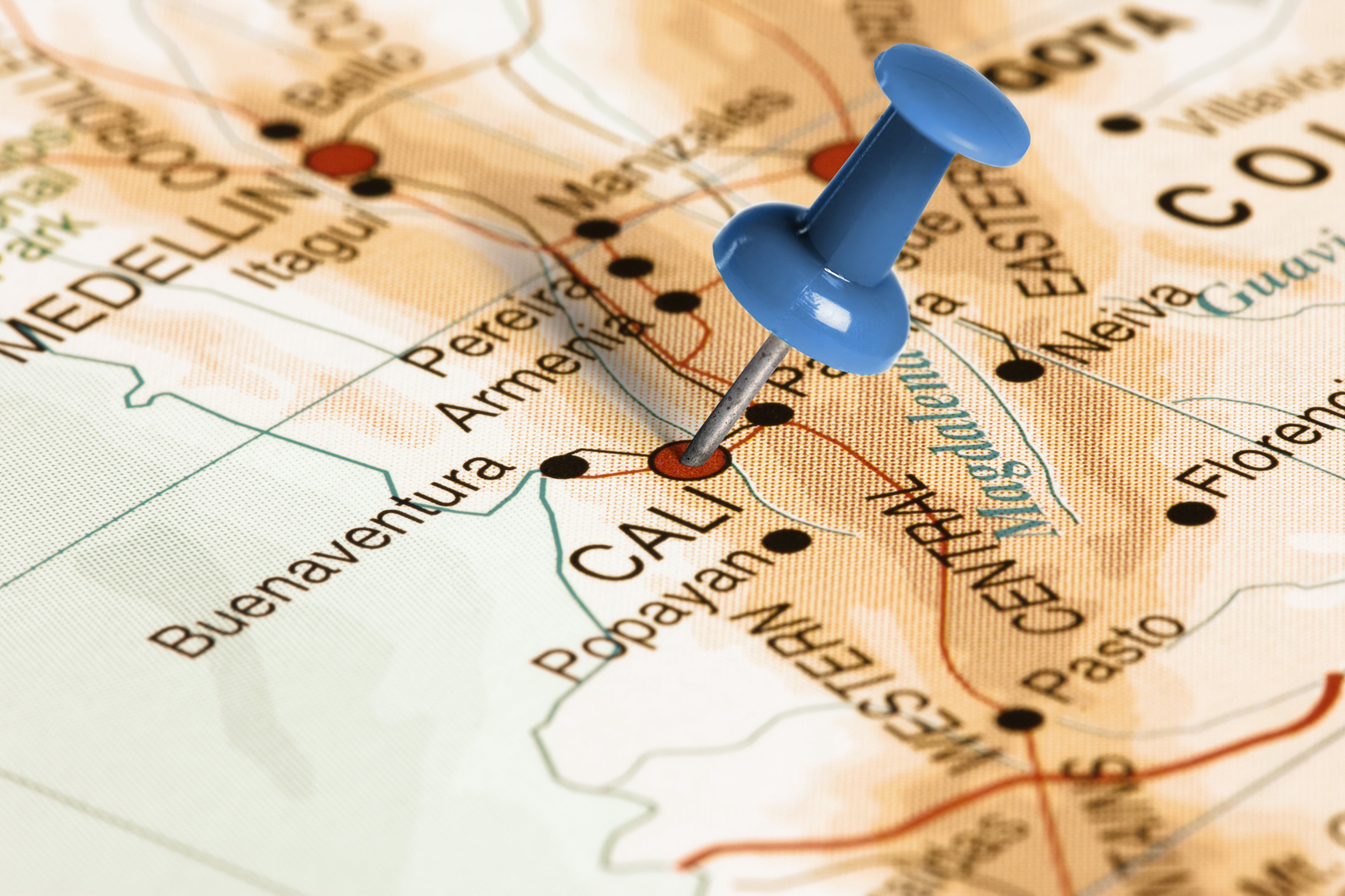 ¿Cuánto se gasta en gasolina y peajes de Bogotá a Cali?