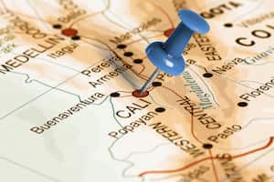 Chincheta azul pegada en un mapa que marca la ciudad de Cali, Colombia.