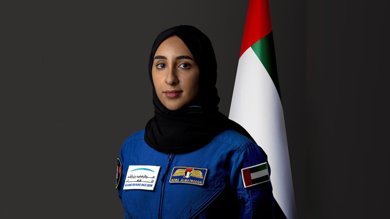 Nora Al Matrooshi, la primera mujer astronauta árabe formada en la NASA, estudió las estrellas y desde niña soñó con viajar a la Luna.