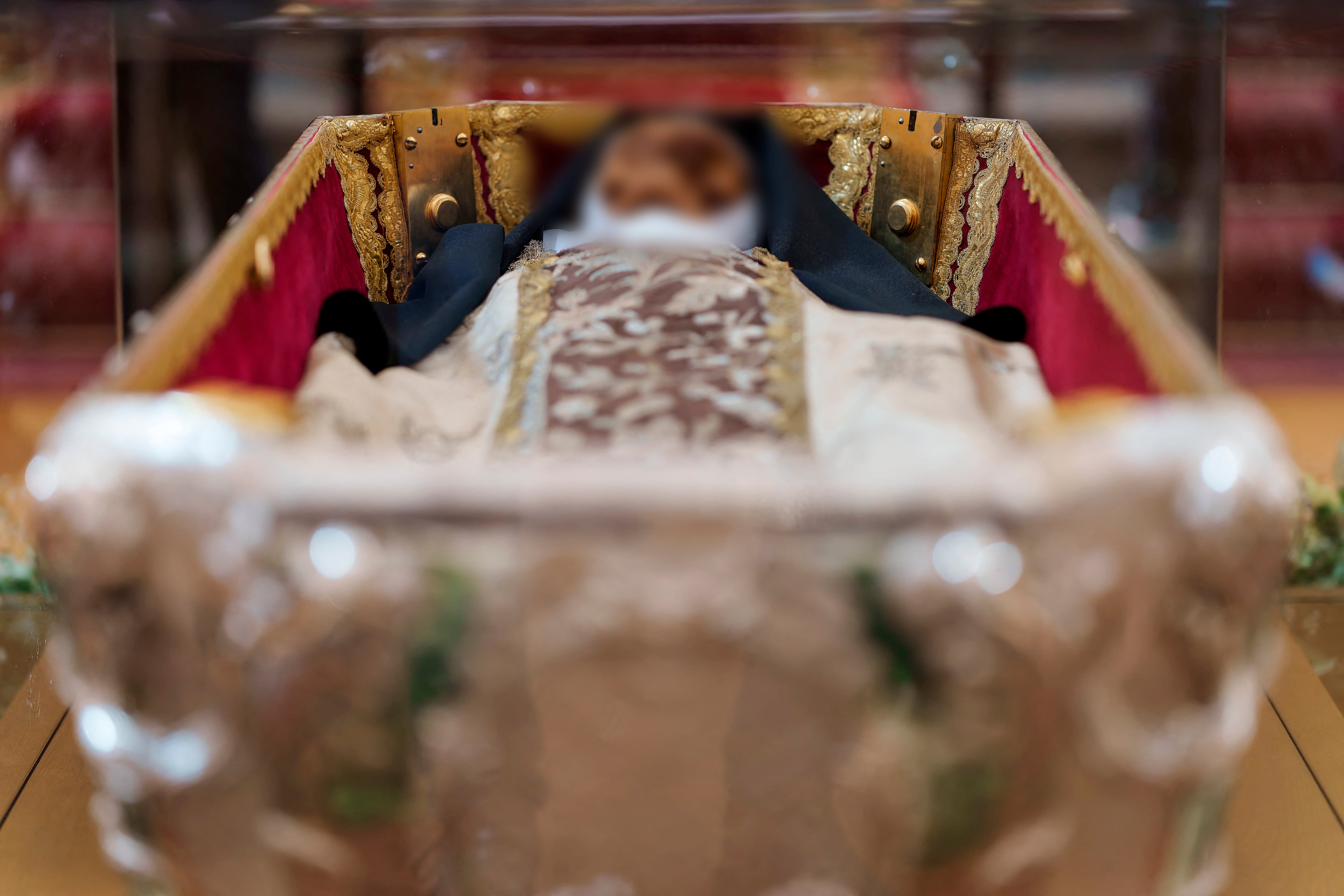 El cuerpo de Santa Teresa de Jesús expuesto en la Basílica de la Anunciación de Nuestra Señora del Carmen en Alba de Tormes, provincia de Salamanca, el 12 de mayo de 2025.