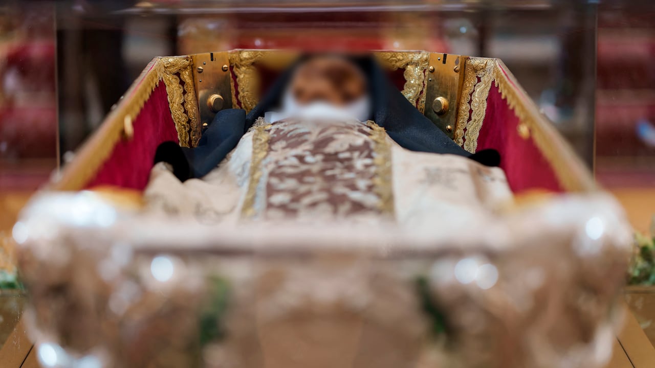 El cuerpo de Santa Teresa de Jesús expuesto en la Basílica de la Anunciación de Nuestra Señora del Carmen en Alba de Tormes.