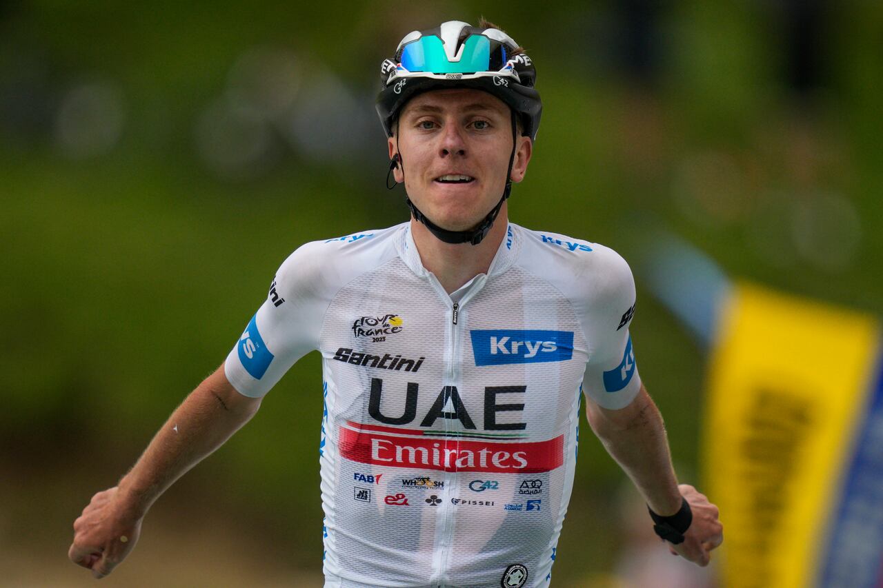 El esloveno Tadej Pogacar celebra al cruzar la línea de meta para ganar la sexta etapa de la carrera ciclista del Tour de Francia de más de 145 kilómetros (90 millas) con inicio en Tarbes y final en Cauterets-Cambasque, Francia, el jueves 6 de julio de 2023. ( Foto AP/Daniel Cole)