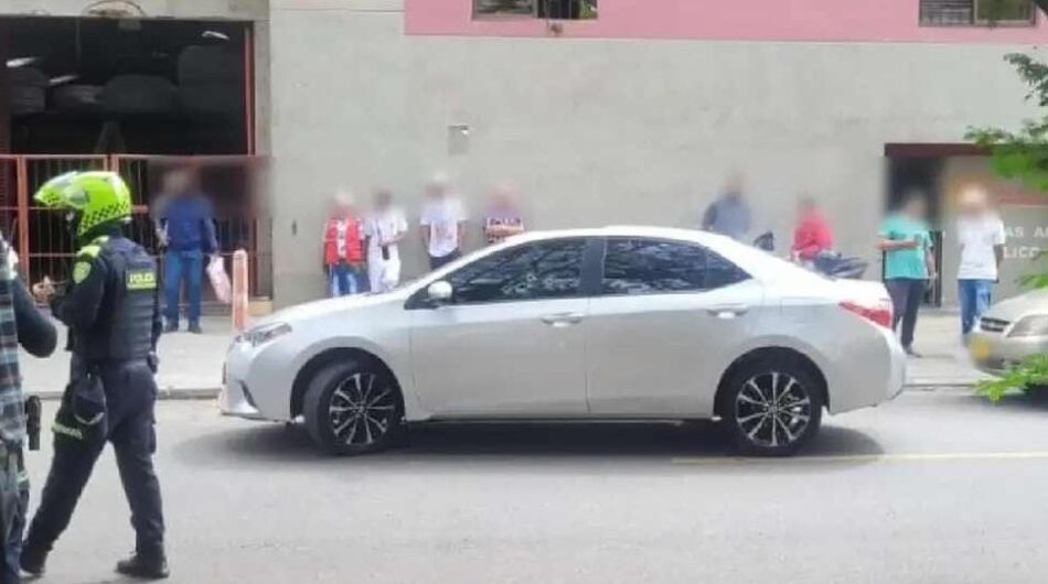 Carro baleado en Medellín este 12 de noviembre.