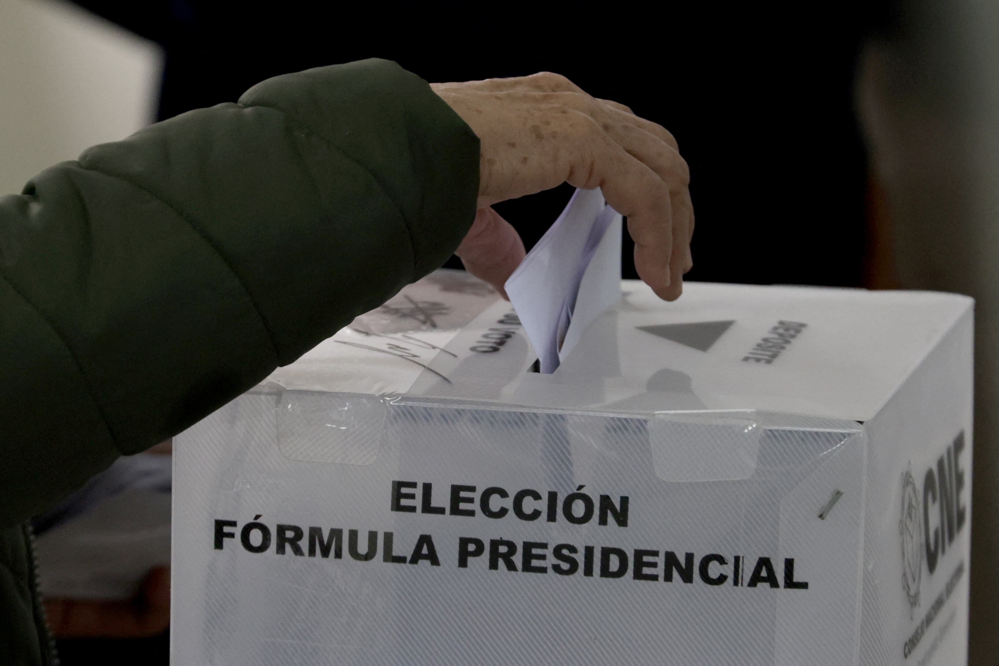 A person casts his vote at a polling station during the general election in Tegucigalpa, on November 30, 2025. Hondurans voted for president on Sunday amid threats by US President Donald Trump to cut aid to the country if his preferred candidate loses. (Photo by Lucas AGUAYO / AFP)