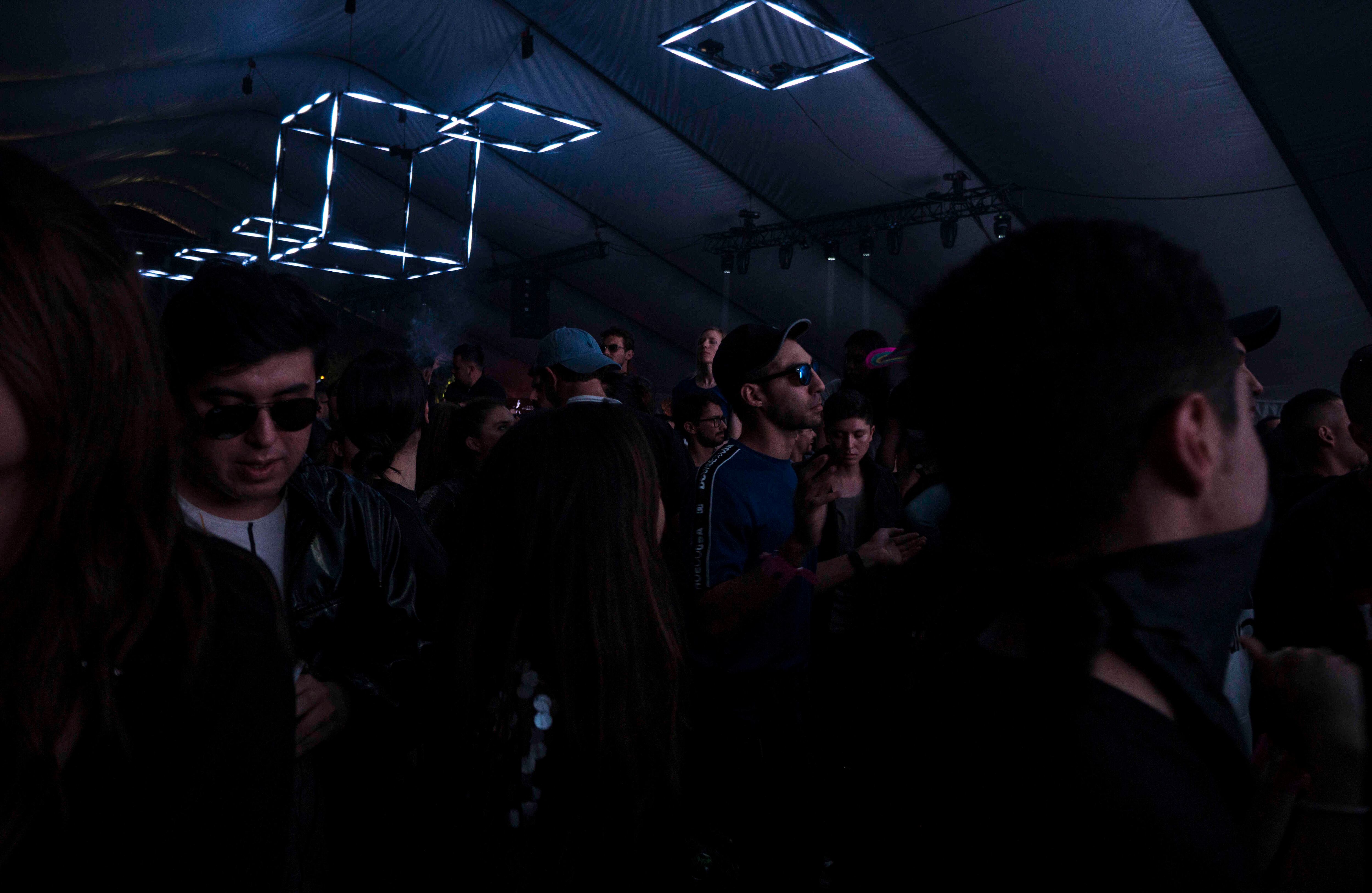 Las 17.000 personas que asistieron bailaron con artistas de talla mundial o con caras que cada vez se hacen más notorias en la escena colombiana. A pesar de que las boletas se agotaron faltando cinco días, la cantidad de personas colapsó la entrada y salida del evento.