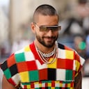 PARÍS, FRANCIA - 19 DE JUNIO: Maluma viste un jersey sin mangas de lana a cuadros multicolor, anteojos de sol, afuera de JW Anderson, durante la Semana de la Moda de París - Moda Masculina Primavera/Verano 2020, el 19 de junio de 2019 en París, Francia. (Foto de Edward Berthelot/Getty Images)
