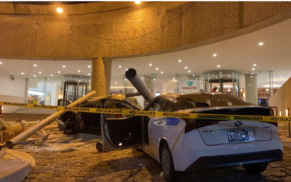 Video de un automóvil que registró daños a las afueras de un hotel en la ciudad de Acapulco.