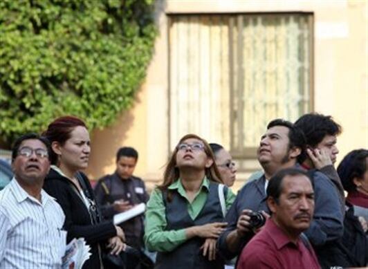 En caso de un temblor debe salir a un espacio abierto y seguro