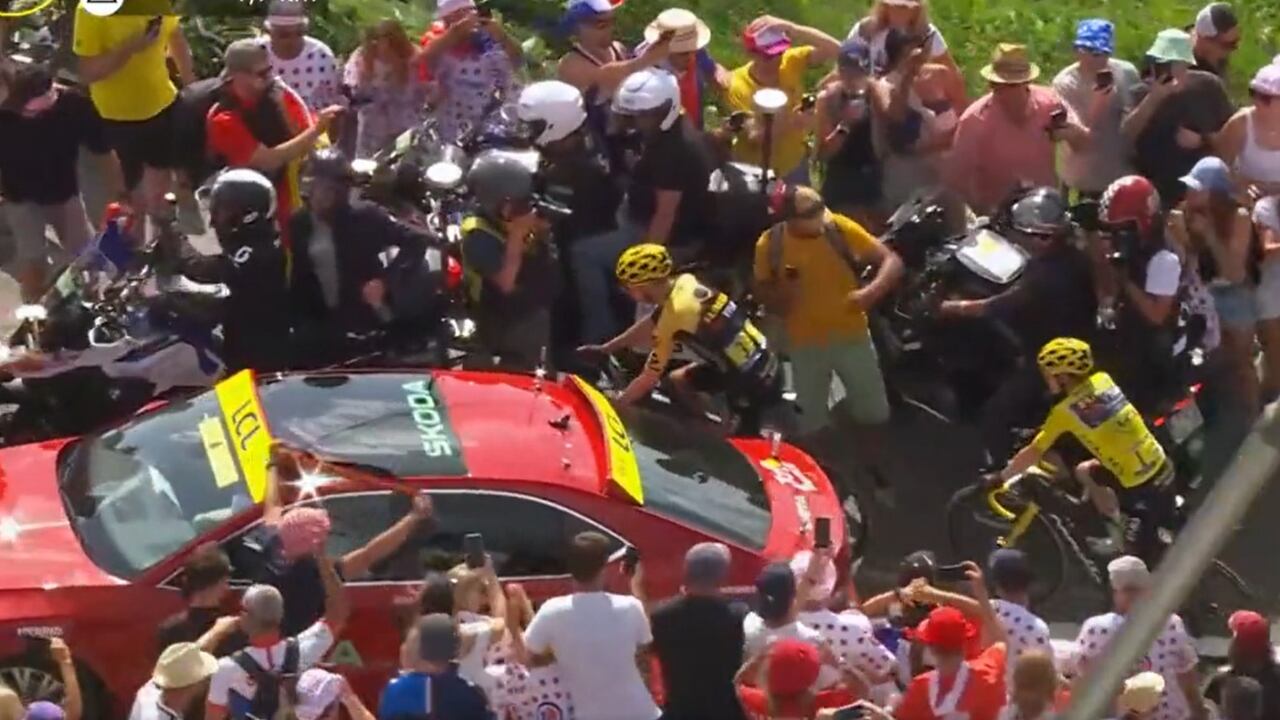 Jonas Vingegaard afectado por el choque.