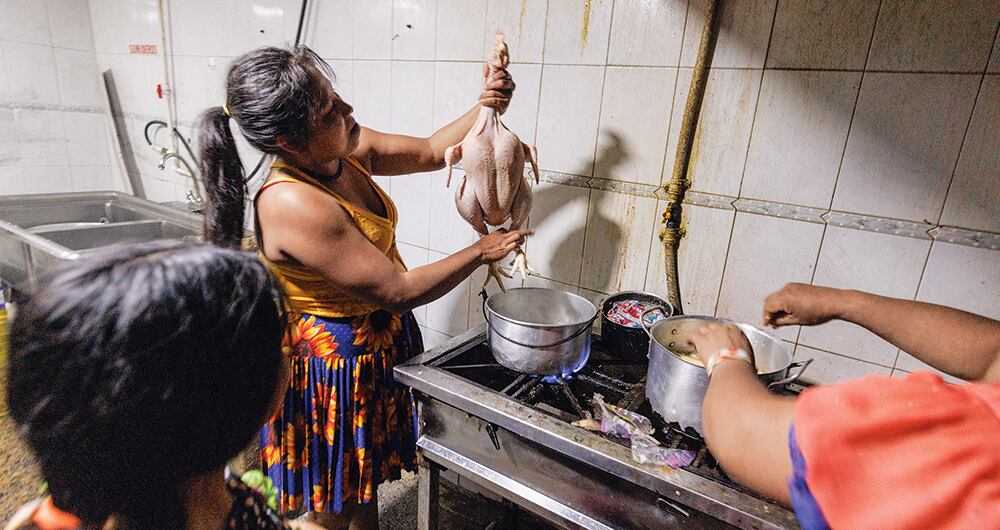  Las estufas a gasolina muestran una escena humilde, pero peligrosa, una bomba de tiempo.