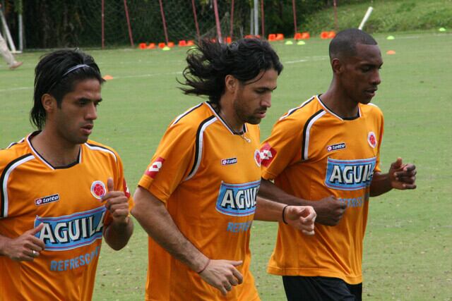 Fabián Vargas (izq.) jugó durante varios años al servicio de la Selección Colombia.