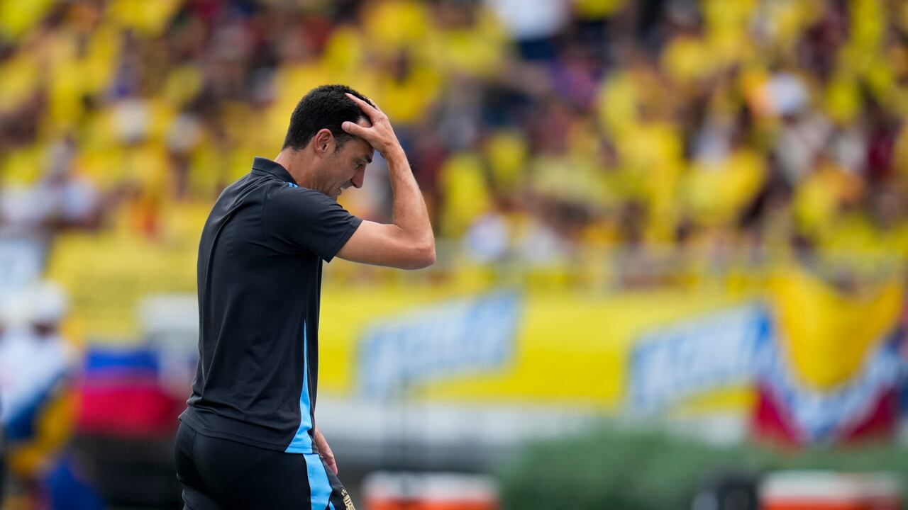 Lionel Scaloni se lamenta durante el partido de Colombia vs. Argentina en Barranquilla