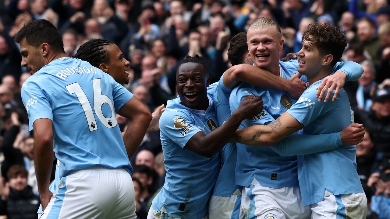 Manchester City lidera batalla.