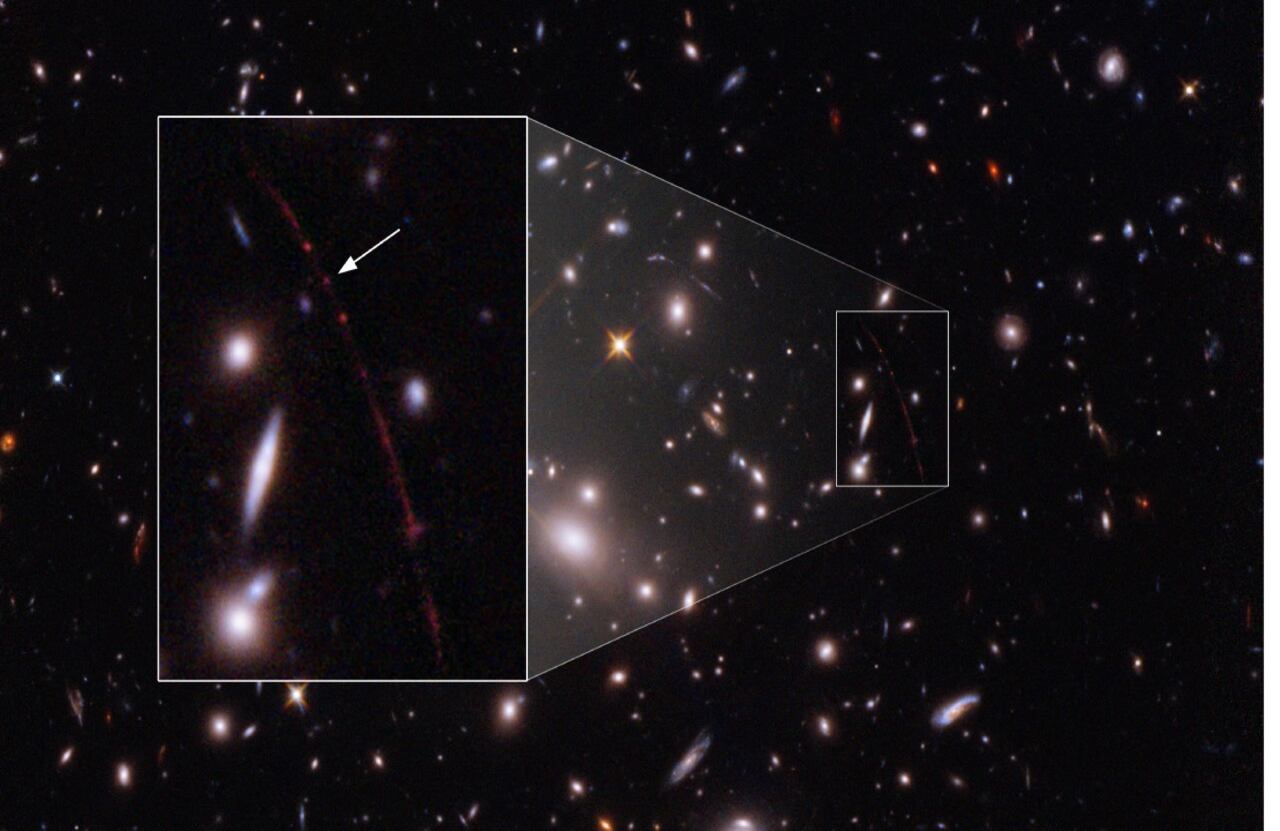 Esta imagen obtenida de la Agencia Espacial Europea el 30 de marzo de 2022 muestra la estrella apodada Earendel (flecha) capturada por el Telescopio Espacial Hubble de la NASA/ESA, estableciendo un nuevo récord al detectar la luz de una estrella que existió en los primeros mil millones de años. después del Big Bang del Universo, la estrella individual más distante jamás vista.