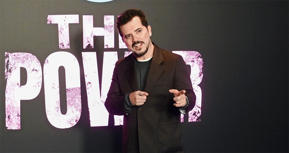  Leguizamo nació en Bogotá, pero emigró con sus padres, siendo muy joven, a Nueva York. Vivió en Queens, donde conoció de cerca la lucha de los negros y los latinos.