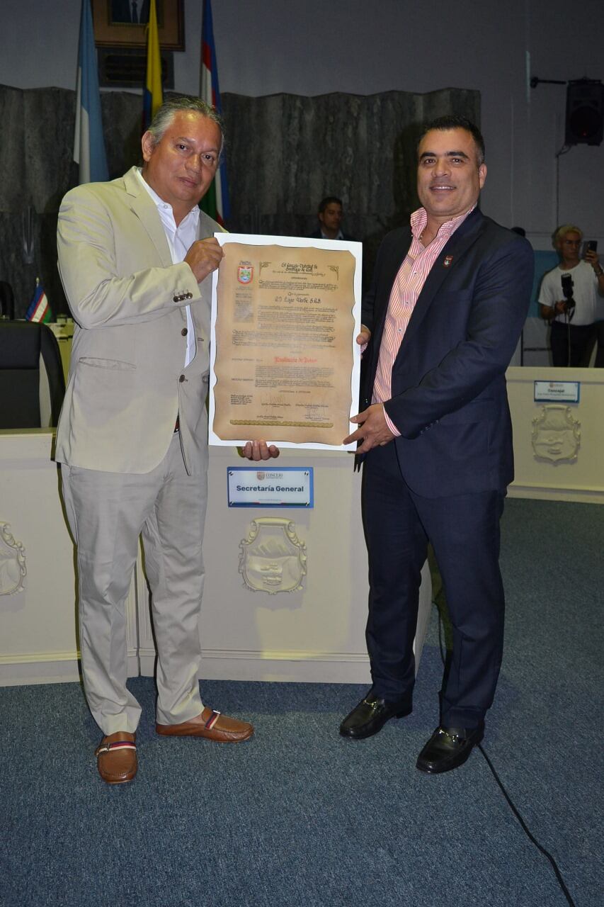Antonio Marmolejo Toledo, presidente de la compañía, y Carlos Andrés Arias, presidente del Concejo de Cali, en el reconocimiento público a C.I. Lago Verde.