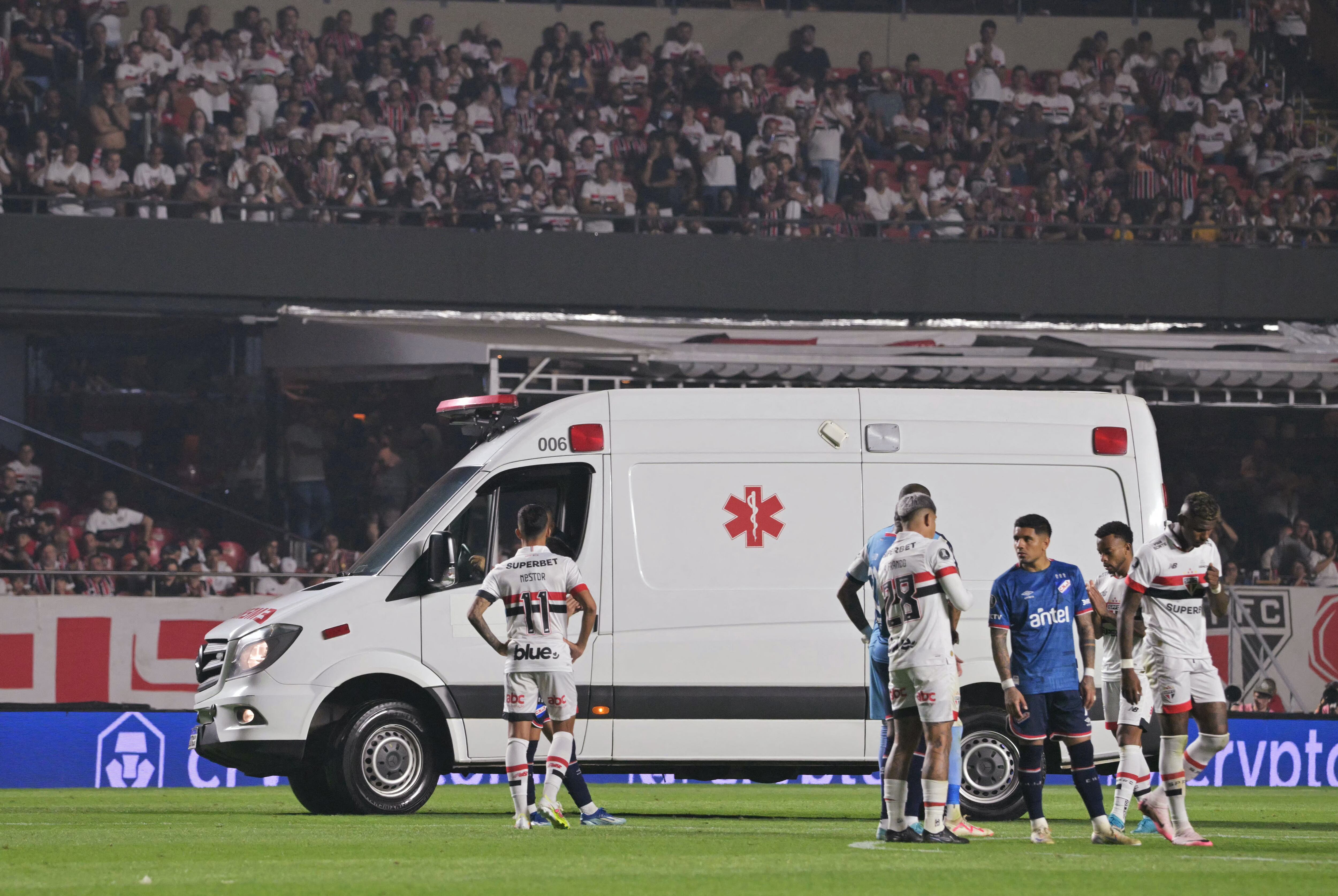 El defensor de Nacional, Juan Manuel Izquierdo, fue llevado en una ambulancia después de desmayarse durante el partido de vuelta de los octavos de final de la Copa Libertadores entre el São Paulo de Brasil y Nacional de Uruguay en el estadio Morumbi, en São Paulo, Brasil.