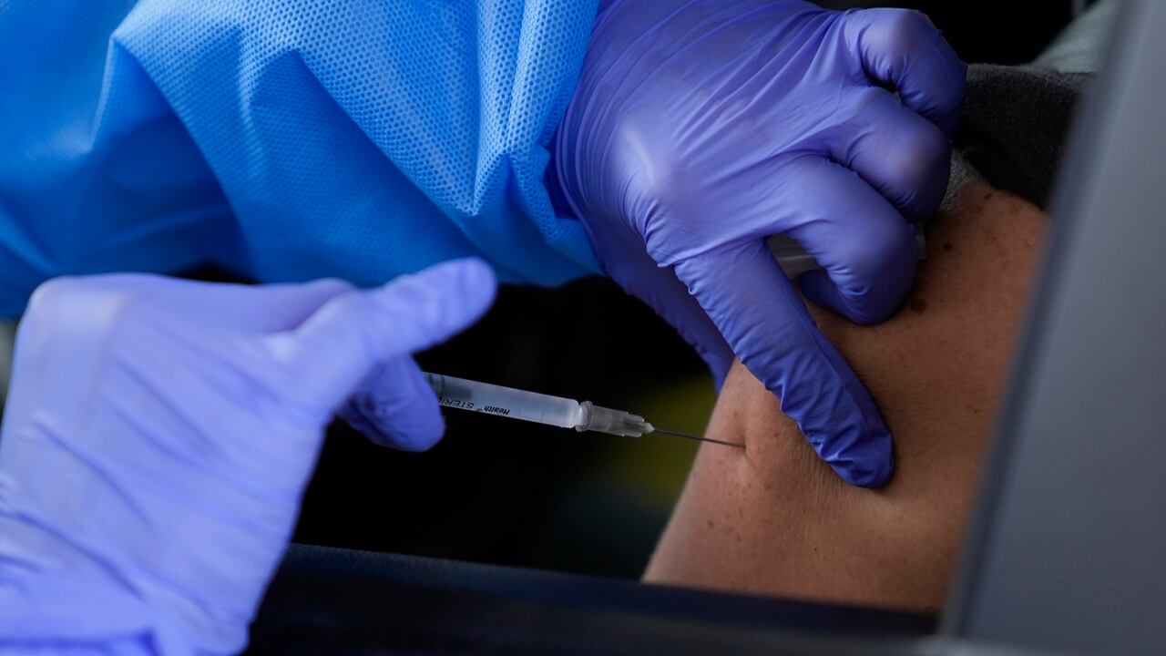 Privados aún no están autorizados para importar y aplicar vacunas contra la covid-19 en Colombia. (AP Photo/Arnulfo Franco)