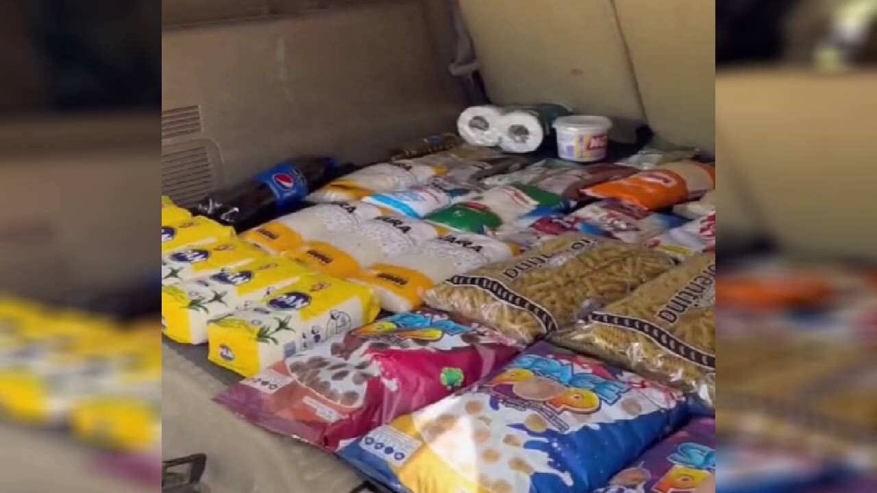 La adulta mayor rompió en llanto cuando vio el mercado que le regalaban.