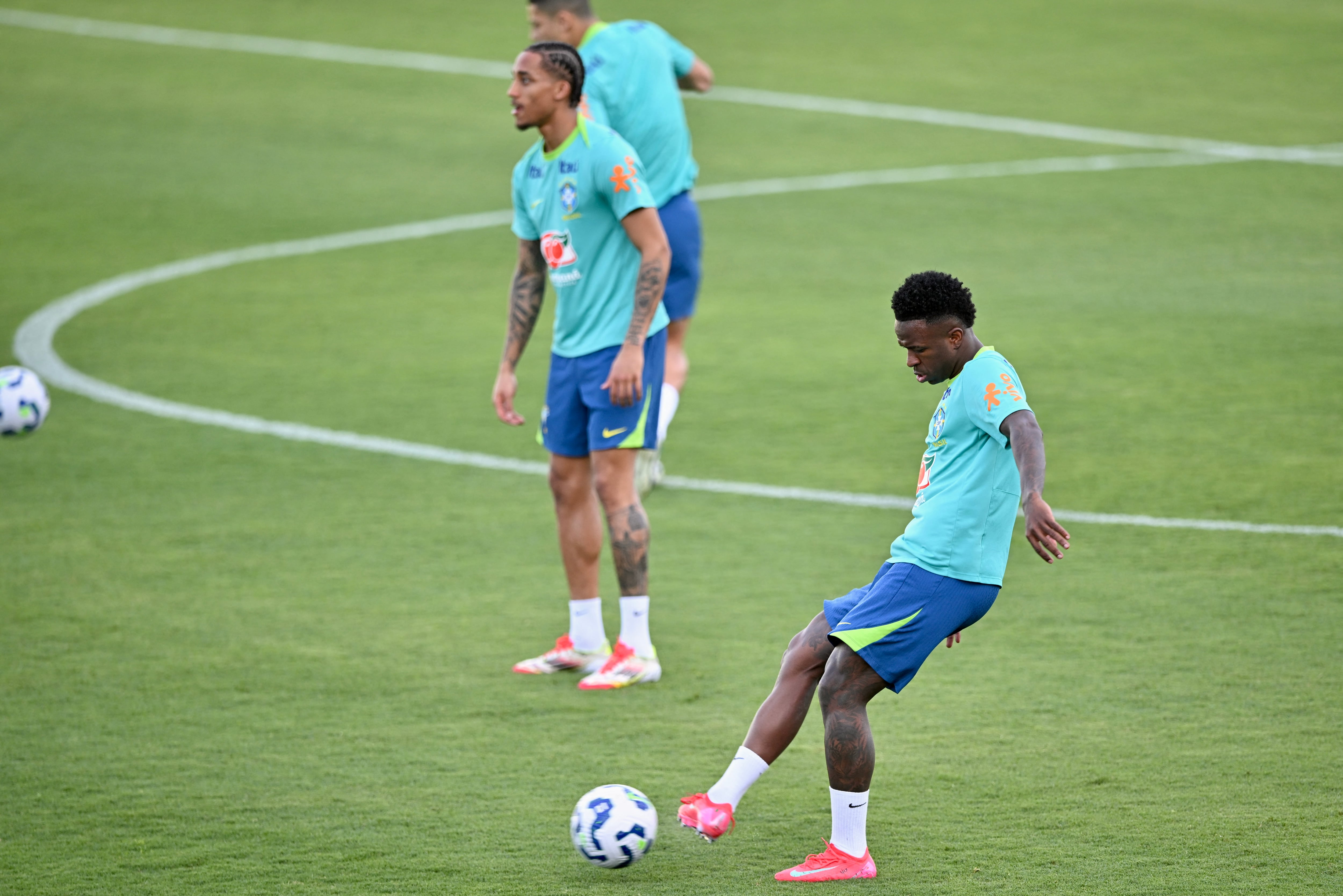 Brazil's national football team forward Vinicius Junior kicks the ball during training session in Brasilia on March 18, 2025, ahead of the FIFA World Cup 2026 qualifier football match against Colombia on March 20. (Photo by EVARISTO SA / AFP)