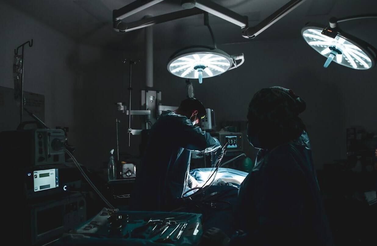 La literatura dice que con un Índice de masa corporal (IMC) mayor a 32, una persona no se debe someter a este tipo de procedimientos.