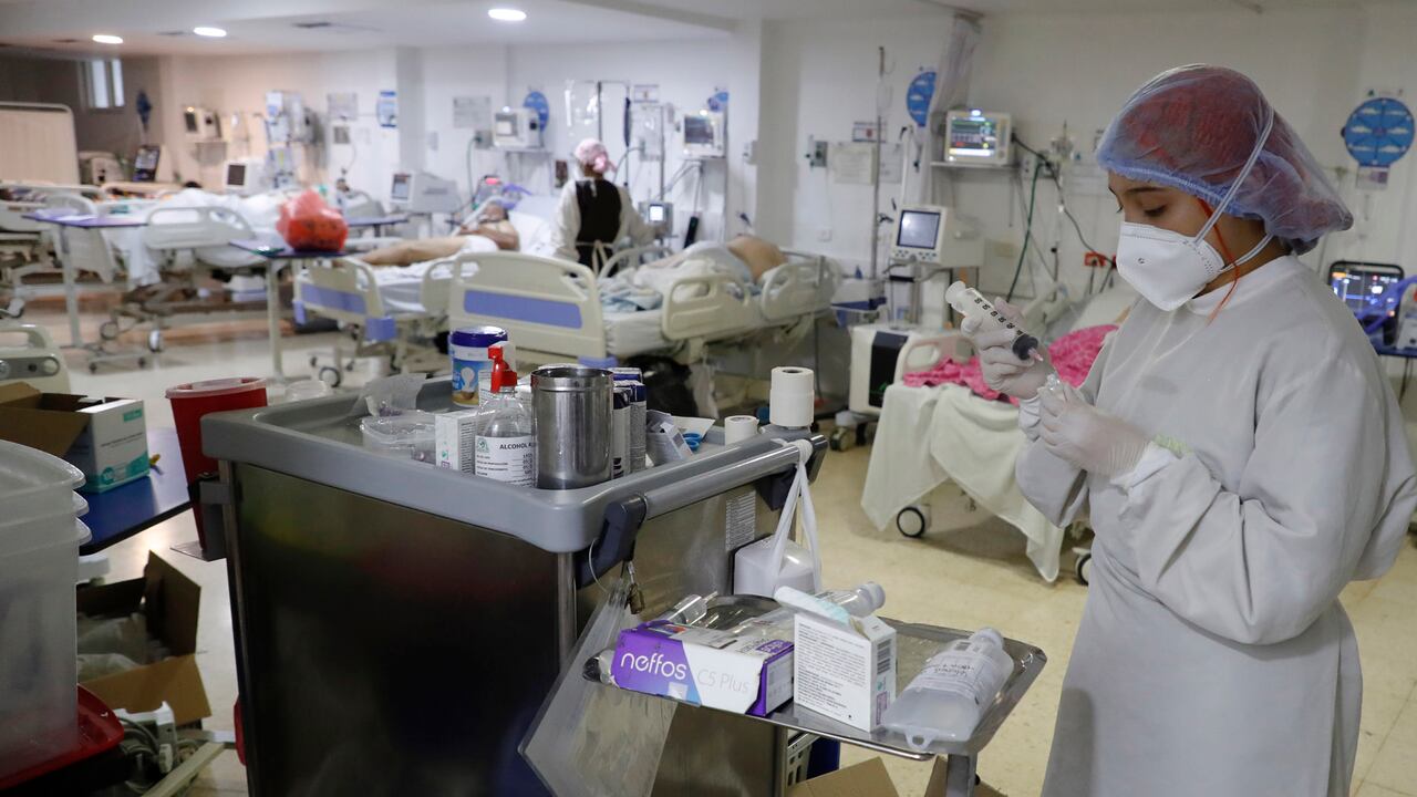 En su denuncia, el concejal Carlos Carrillo indica que entre el 16 de junio y el 23 de septiembre se presentaron en total 5.364 muertes hospitalarias por covid-19, de las cuales 2.062 tuvieron requerimiento de UCI.
Bogota enero 12 del 2021
Foto Guillermo Torres Reina / Semana