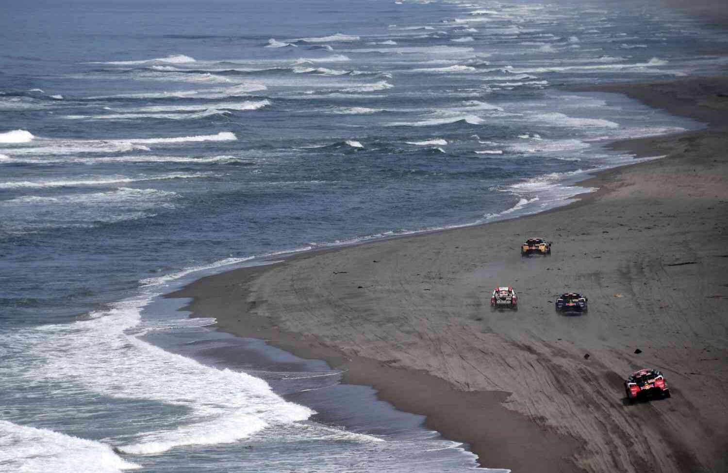 Los conductores compiten durante la Etapa 4 del Dakar 2018, en San Juan de Marcona, Perú y sus alrededores, el 9 de enero de 2018. / AFP PHOTO / FRANCK FIFE
