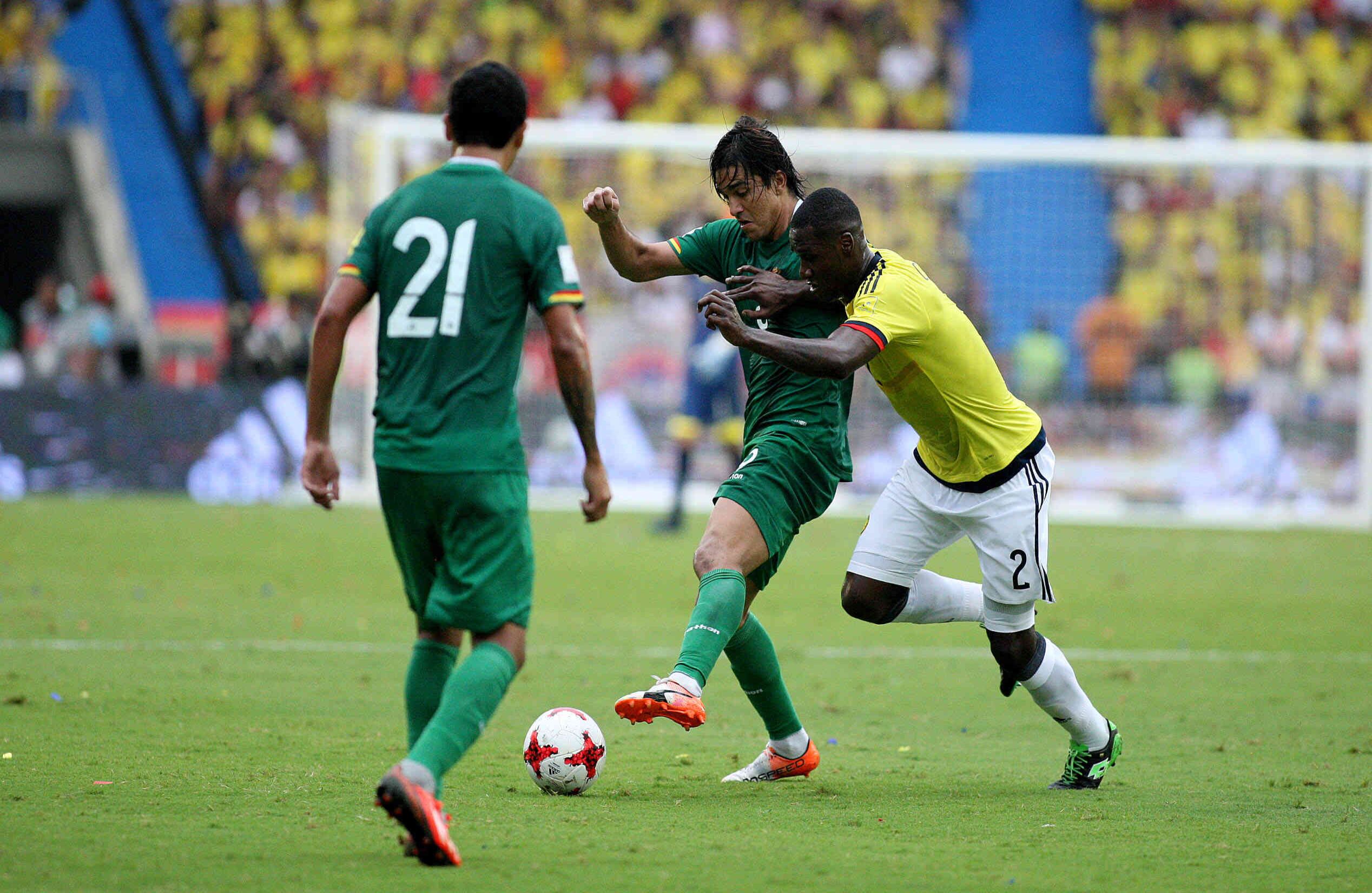 Pablo Armero y Marcelo Moreno chocan en el encuentro que enfrentó a Colombia con Bolivia. Foto: León Darío Peláez / SEMANA