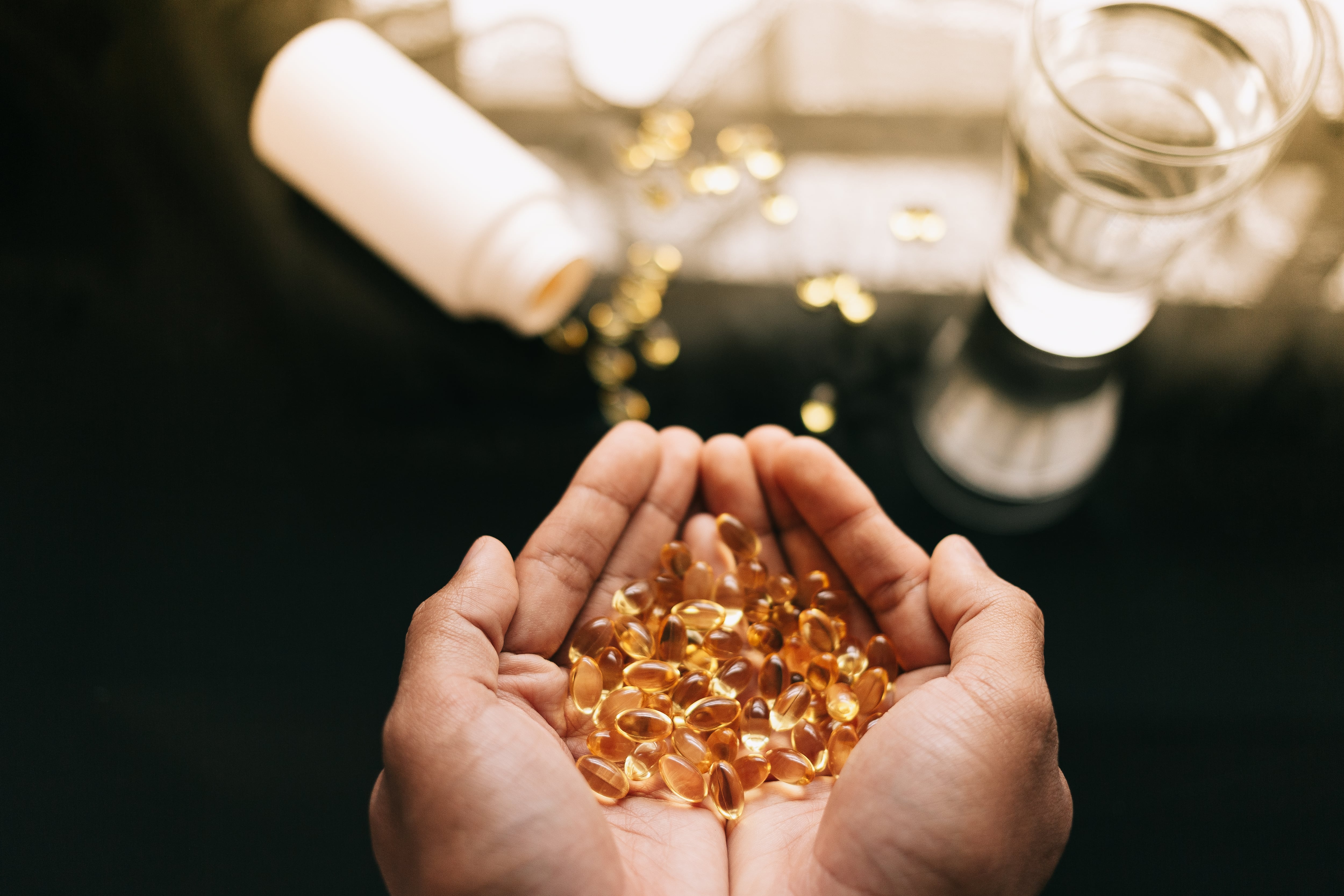 La vitamina D le ayuda al cuerpo a absorber el calcio.