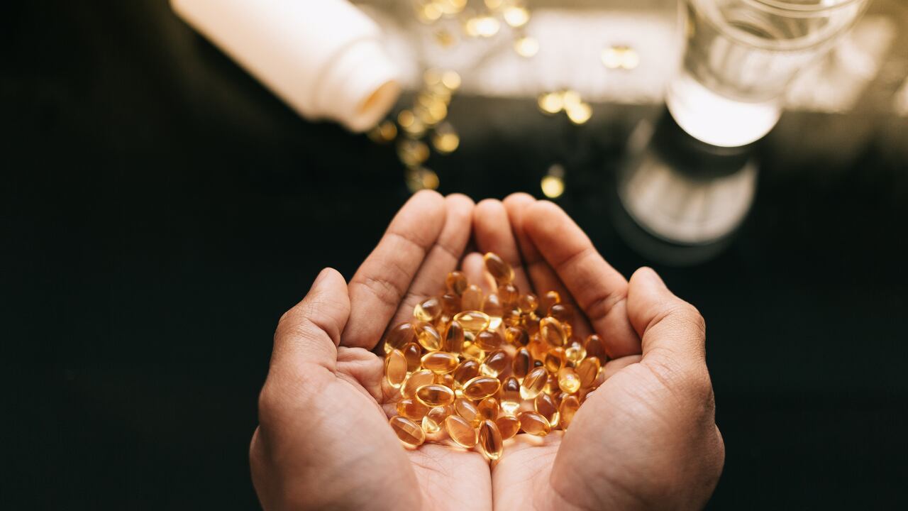 La vitamina D le ayuda al cuerpo a absorber el calcio.