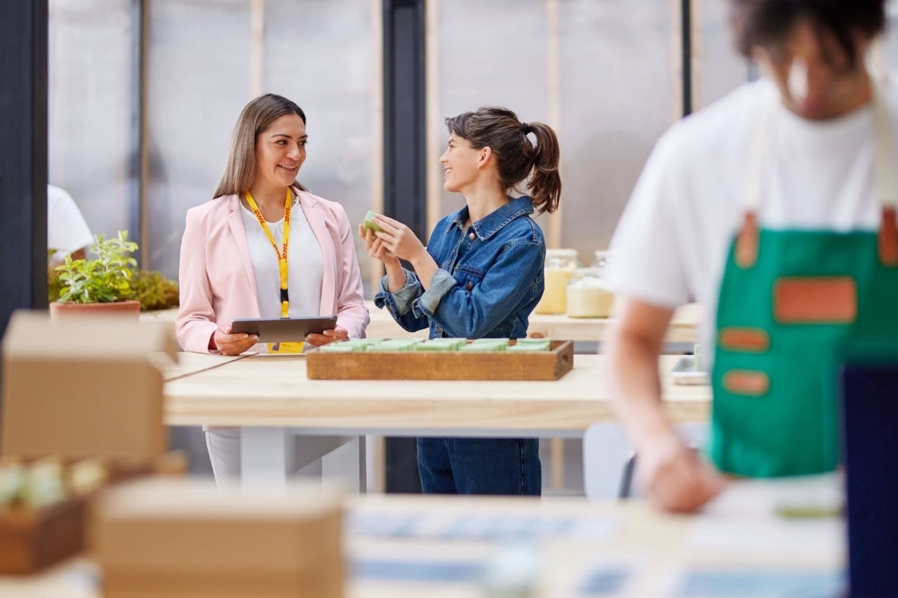 DHL Express lanza 'Colombia Emprende' para impulsar las exportaciones de pymes y emprendedores colombianos.