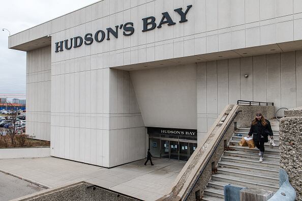 Como parte del proceso de liquidación, Hudson's Bay ofreció descuentos significativos en sus productos, con rebajas de entre el 40% y el 70% en toda la tienda