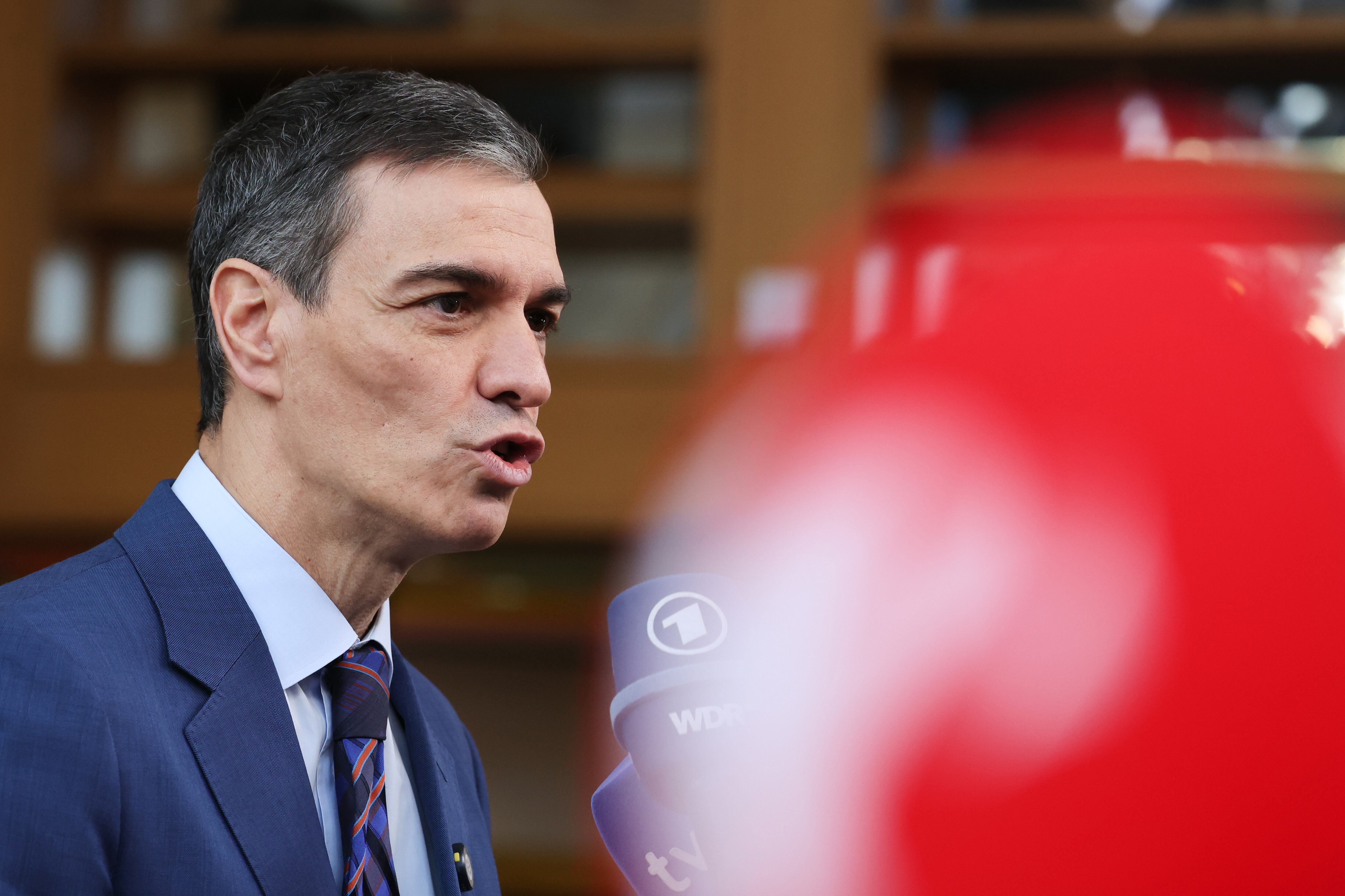 El presidente del Gobierno español, Pedro Sánchez, habla con los medios de comunicación a su llegada a la cumbre de la UE en el edificio del Consejo Europeo en Bruselas.