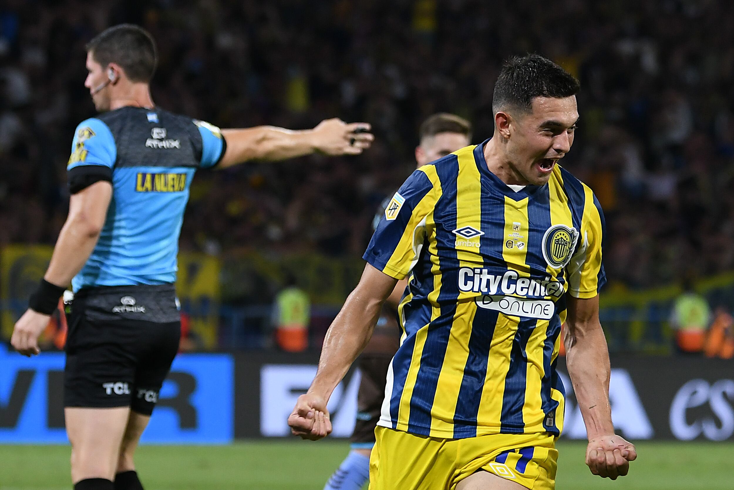 Maximiliano Lovera con la camiseta de Rosario Central en 2023.