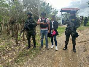 Las dos personas rescatadas por el Gaula Militar.