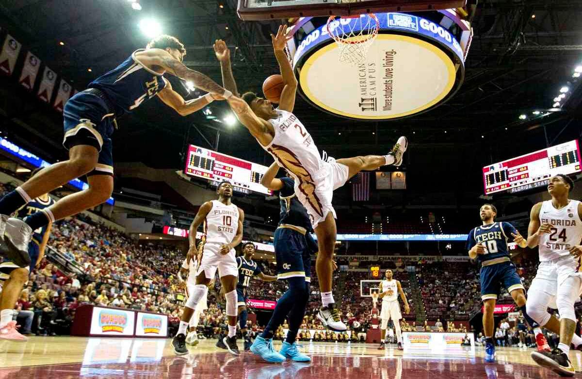Jordan Usher, guardia de Georgia Tech y número cuatro del equipo, es llamado por una falta incuestionable contra el guardia del estado de Florida Anthony Polite durante la segunda mitad del juego de baloncesto universitario NCAA en Tallahassee, Florida, este martes 31 de diciembre de 2019. Foto de Mark Wallheiser/ AP