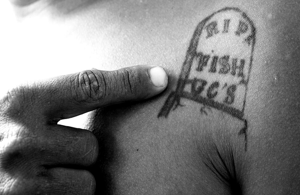 Los pandilleros llevan su historia escrita en el cuerpo: tatuaje en homenaje a un colega pandillero muerto, de la Mara Salvatrucha o MS-13.
