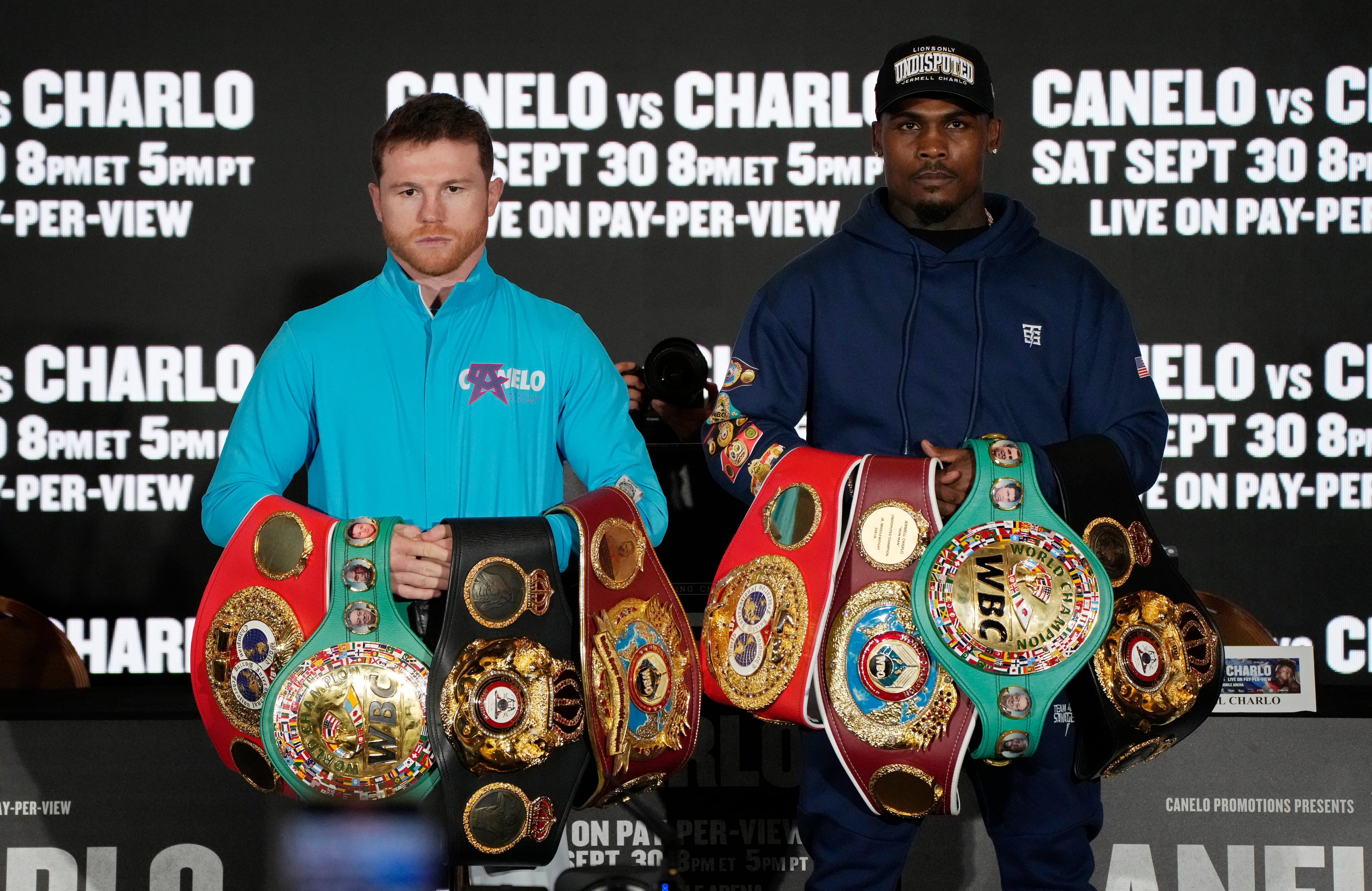 Canelo Álvarez, izquierda, de México, y Jermell Charlo posan durante una conferencia de prensa el miércoles 27 de septiembre de 2023 en Las Vegas. Los dos están programados para pelear en un combate de boxeo por el título de peso súper mediano el sábado en Las Vegas. (Foto AP/John Locher)