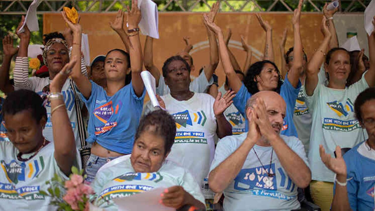 Miembros del coro Una Sola Voz cantan durante el Good Actions Day Fair organizado por la ONG Atados en el parque Garota de Ipanema en Río de Janeiro, Brasil. Foto: Mauro Pimentel | AFP.