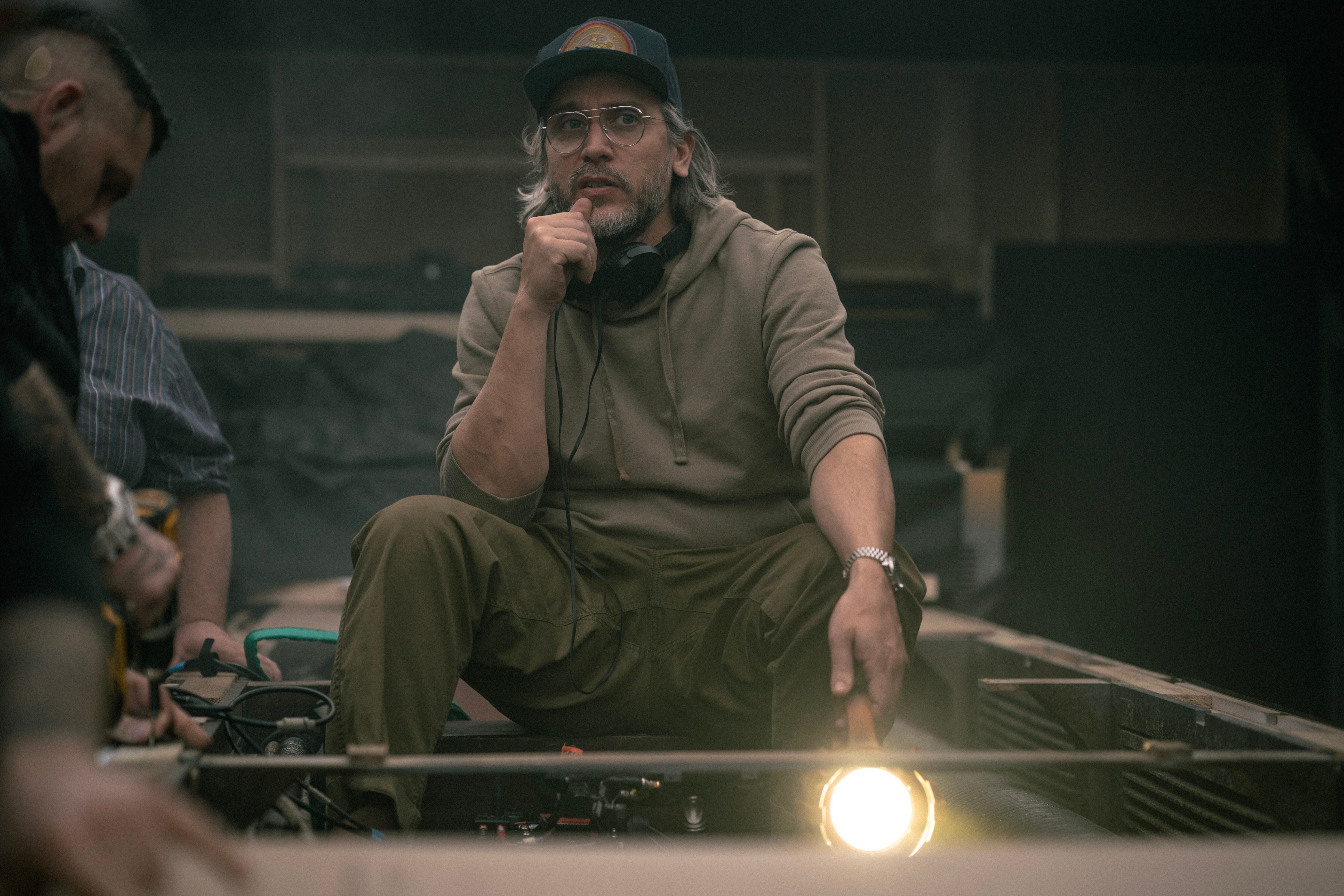 Director Fede Alvarez en el set de 'ALIEN: ROMULUS'. Photo by Murray Close. © 2024 20th Century Studios. All Rights Reserved.