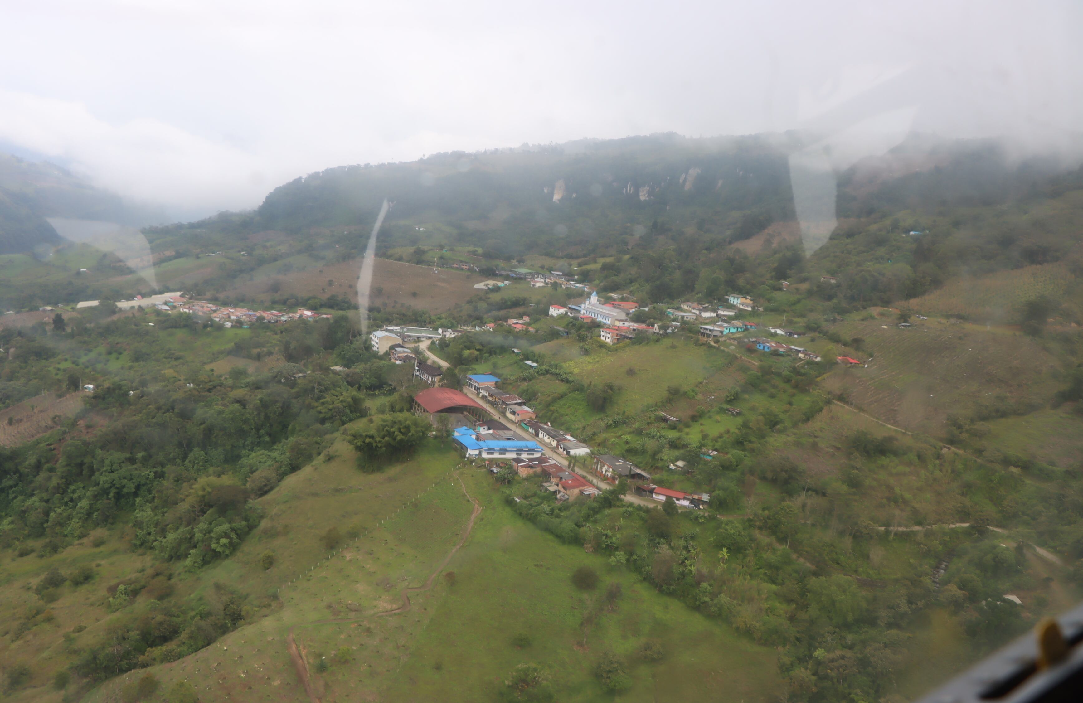 Las 3 vías de acceso al municipio colapsaron por cuenta de múltiples deslizamientos de tierra.