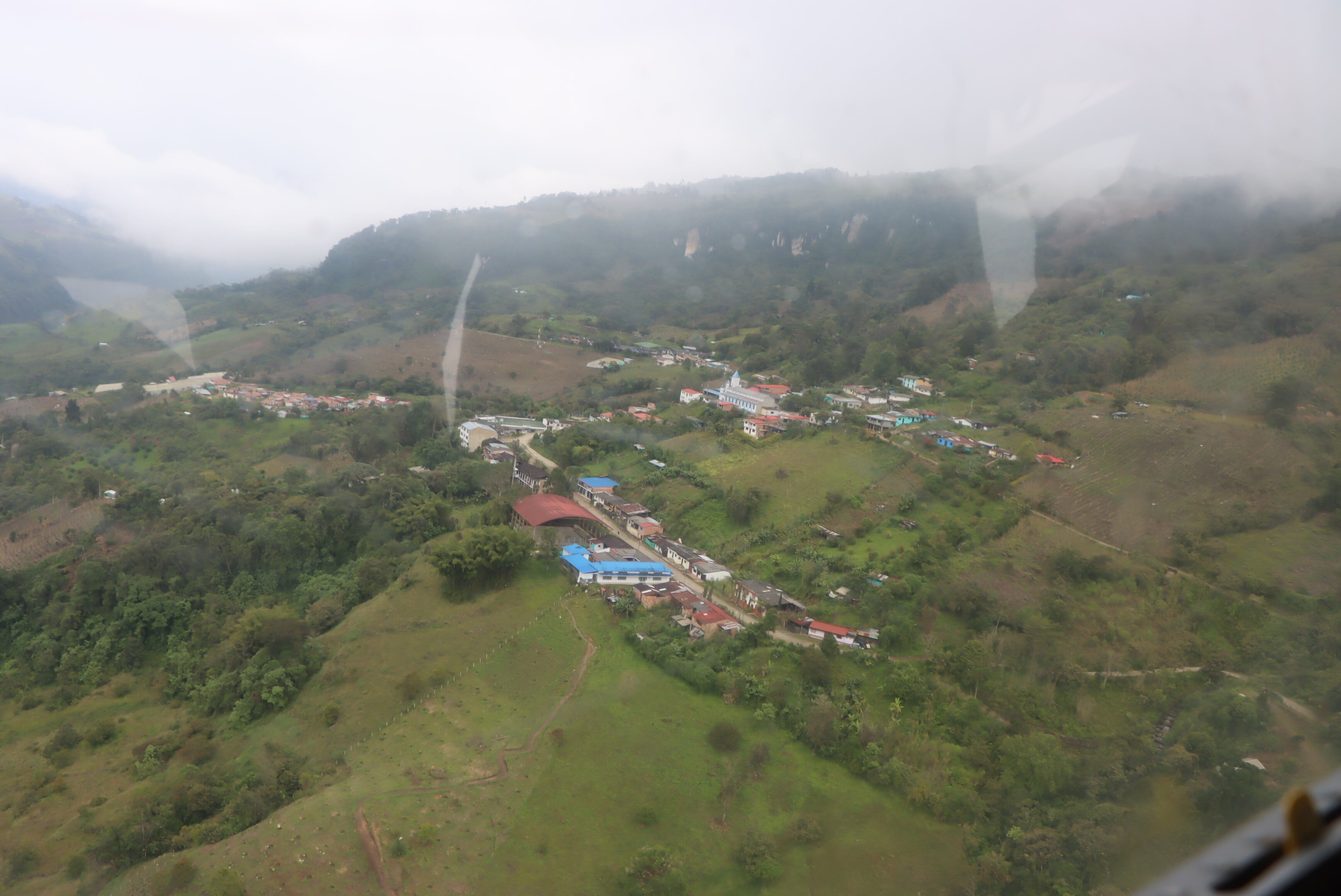 Las 3 vías de acceso al municipio colapsaron por cuenta de múltiples deslizamientos de tierra.