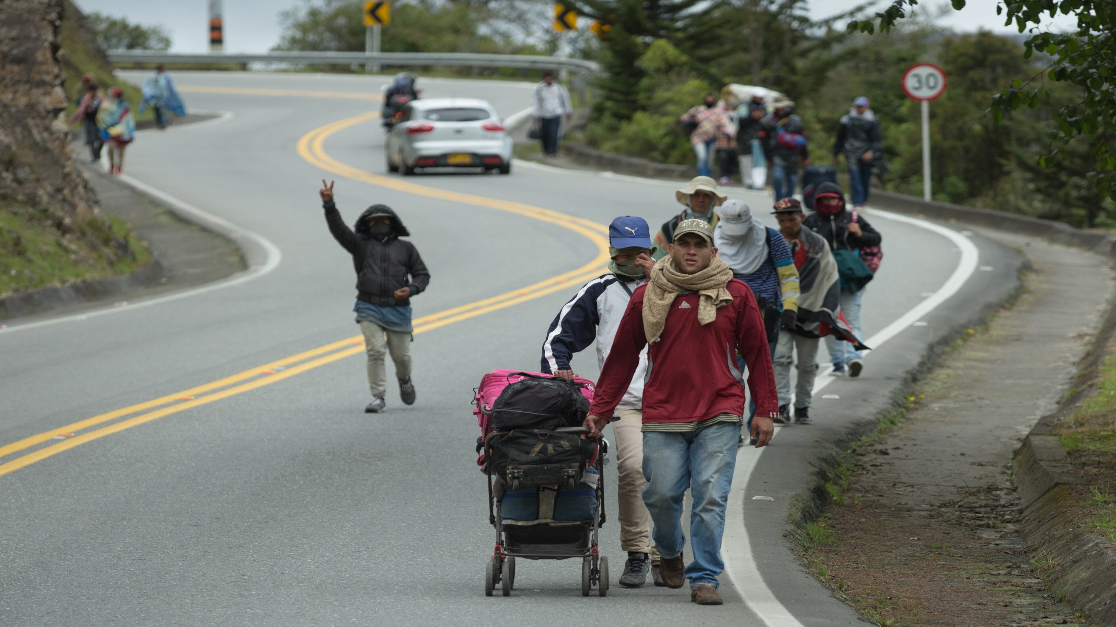 Caminata de venezolanos migrantes en Colombia recorren la carretera entre Cucuta y Bucaramanga