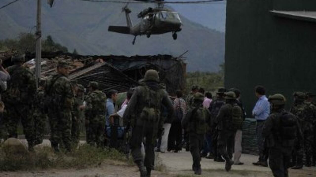 Cerca de una decena de helicópteros militares aterrizaron, uno a uno, junto a la estación de Policía fortificada de Toribío, para llevarse al presidente y a los cerca de 70 funcionarios que llegaron con él, entre ellos varios ministros y los miembros de la cúpula militar. Toribío nunca había visto un despliegue de seguridad como el que acompañó al presidente en la visita a una zona de guerra.