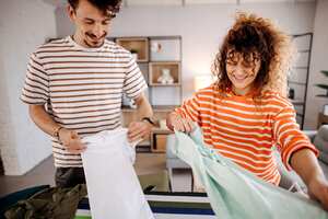 Descubre métodos y tips para planchar ropa sin plancha con éxito. Estas alternativas prácticas te permitirán eliminar arrugas y lucir prendas impecables